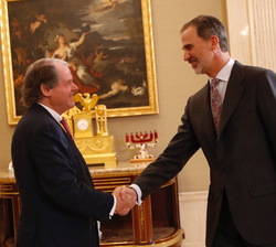 Su Majestad el Rey recibe el saludo del vicepresidente de la Fundación Bertelsmann y presidente de la Fundación Princesa de Girona, Francisco Belil Cr